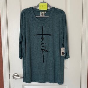 ✨NWT Faith Women’s Top💚